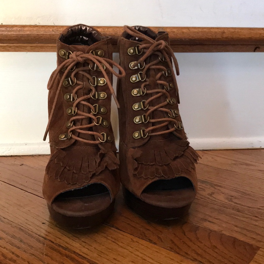 High heel suede bootie, lace up with kilt.